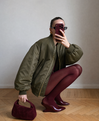 Bomber verde oliva e stivali bordeaux