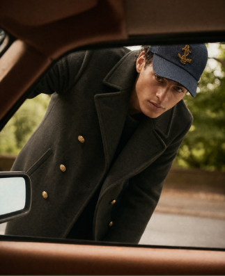 Peacoat scuro e cappellino Sealup, un ritratto in automobile