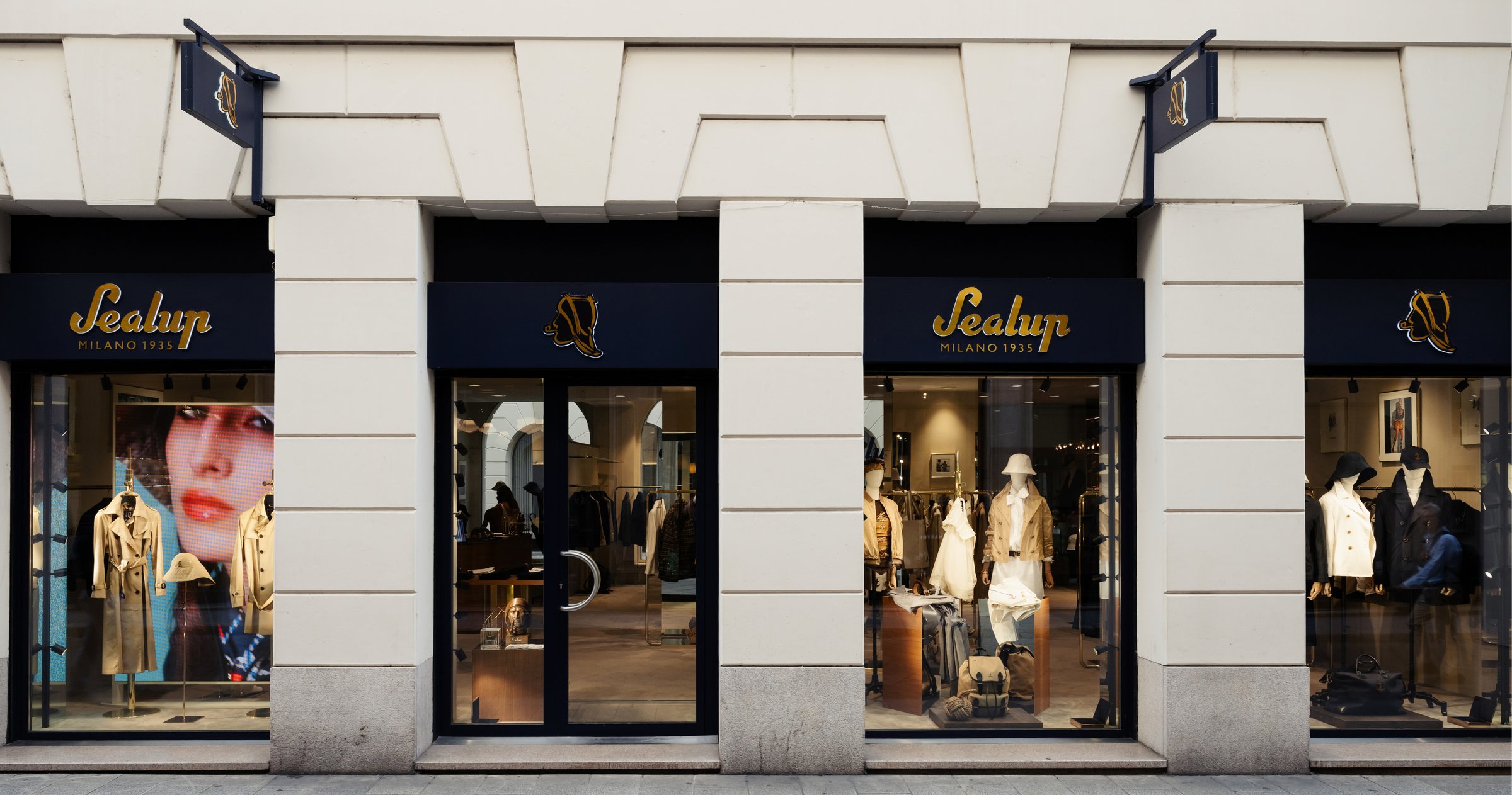 La facciata della boutique Sealup in via Brera a Milano, con le vetrine e le insegne